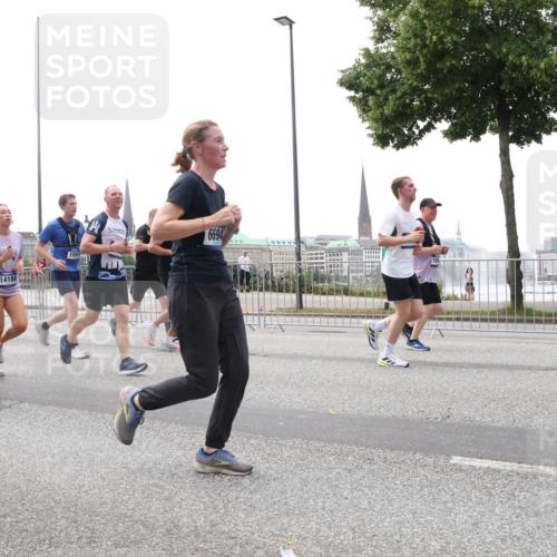 29.06.2025 - hella hamburg halbmarathon Lena Gebhardt http://msf.ph/oto/8387436 29.06.2025 10:49:49 Lombardsbrücke 7679, 1924, 14184, 1041, 6694, 1040, 1041, 1487, 1511, 1625, 1805, 1888, 2212, 2466, 2527, 2668, 2862, 2997, 3183, 3383, 3943, 4090, 4589, 4769, 4870, 5076, 5106, 5552, 5694, 5749, 5751, 6191, 6694, 7301, 7305, 7339, 7366, 7650, 7679, 8065, 8254, 9015, 9162, 9261, 9940, 10333, 10403, 10683, 10704, 11030, 11558, 11631, 11760, 12124, 12388, 13309, 13381, 13744, 13764, 14505, 14545, 14692, 15626 meine-sportfotos.de