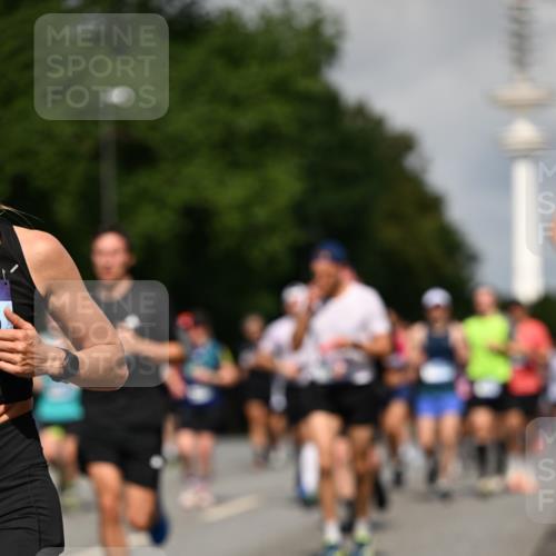 29.06.2025 - hella hamburg halbmarathon Dr. Thomas Lammeyer http://msf.ph/oto/8387477 29.06.2025 09:59:30 Kennedybrücke 1151, 1200, 1216, 1461, 1630, 1689, 1696, 1706, 2207, 3213, 3654, 3692, 3945, 4033, 4088, 4127, 4324, 4345, 4346, 4601, 4847, 4890, 4938, 5421, 5708, 6009, 6481, 6691, 6938, 6994, 7056, 7100, 7224, 7269, 7312, 7332, 7367, 7657, 8139, 8205, 8216, 8234, 8302, 8454, 8856, 8899, 8955, 8977, 9491, 9551, 9934, 10263, 10596, 10811, 11356 meine-sportfotos.de