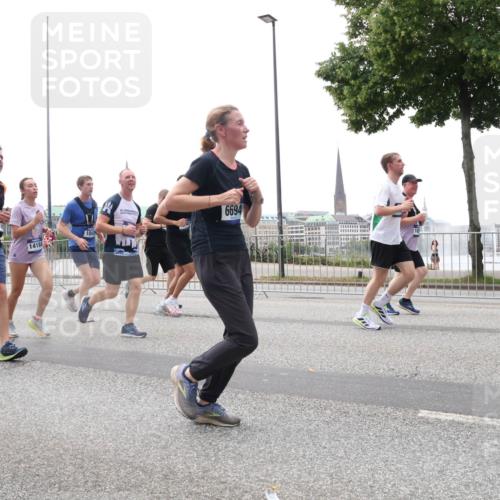 29.06.2025 - hella hamburg halbmarathon Lena Gebhardt http://msf.ph/oto/8387494 29.06.2025 10:49:49 Lombardsbrücke 104, 14184, 6694, 1040, 1041, 1487, 1511, 1625, 1805, 1888, 2212, 2466, 2527, 2668, 2862, 2997, 3183, 3383, 3943, 4090, 4589, 4769, 4870, 5076, 5106, 5552, 5694, 5749, 5751, 6191, 6694, 7301, 7305, 7339, 7366, 7650, 7679, 8065, 8254, 9015, 9162, 9261, 9940, 10333, 10403, 10683, 10704, 11030, 11558, 11631, 11760, 12124, 12388, 13309, 13381, 13744, 13764, 14505, 14545, 14692, 15626 meine-sportfotos.de