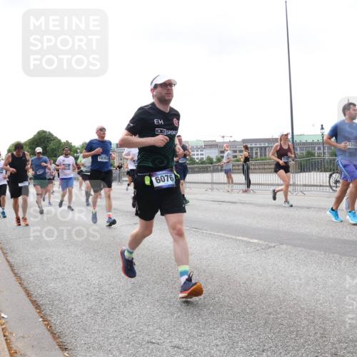 29.06.2025 - hella hamburg halbmarathon Lena Gebhardt http://msf.ph/oto/8387546 29.06.2025 10:40:34 Lombardsbrücke 2501, 32930, 18353, 6076, 14341, 15927, 1018, 1037, 1075, 1291, 1323, 1691, 2019, 2042, 2109, 2173, 2206, 2254, 2299, 2515, 2572, 2762, 2763, 3121, 3237, 3293, 3295, 3306, 3432, 3515, 3607, 3694, 3808, 3810, 4044, 4173, 4271, 4411, 4612, 4756, 4906, 4972, 5059, 5113, 5263, 5351, 5352, 5702, 5753, 5975, 6076, 6163, 6229, 6278, 6280, 6289, 6363, 6463, 6548, 6673, 6866, 6876, 6890, 6920, 7108, 7174, 7293, 7675, 7850, 7956, 8053, 8054, 8307, 8378, 8391, 8429, 8430 meine-sportfotos.de