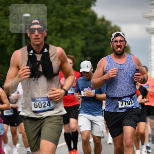 29.06.2025 - hella hamburg halbmarathon Dr. Thomas Lammeyer http://msf.ph/oto/8387643 29.06.2025 10:20:36 Kennedybrücke 1244, 1599, 1602, 2165, 2347, 2803, 2912, 3023, 3030, 3088, 3134, 3156, 3176, 3484, 3648, 3687, 4478, 4637, 5036, 6024, 6742, 6935, 7158, 7358, 7753, 7792, 7924, 7928, 8263, 8295, 8317, 8597, 8619, 8645, 8707, 8847, 8857, 9091, 9332, 9492, 9628, 9664, 9676, 9802, 9810, 9891, 10076, 10107, 10139, 10141, 10183, 10575, 11236, 11344, 11345, 11428 meine-sportfotos.de