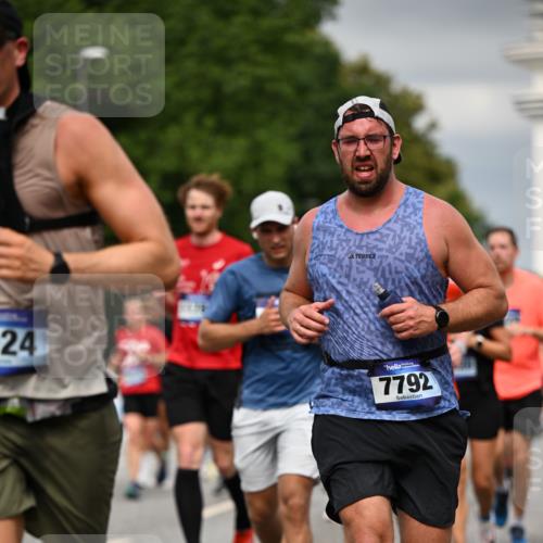 29.06.2025 - hella hamburg halbmarathon Dr. Thomas Lammeyer http://msf.ph/oto/8387690 29.06.2025 10:20:37 Kennedybrücke 1244, 1599, 1602, 1825, 2165, 2347, 2803, 2912, 3023, 3030, 3088, 3134, 3156, 3176, 3484, 3648, 3687, 4478, 4637, 5036, 6024, 6742, 6935, 7158, 7358, 7753, 7792, 7924, 7928, 8263, 8295, 8317, 8597, 8619, 8645, 8707, 8847, 8857, 9091, 9332, 9492, 9628, 9664, 9676, 9810, 9891, 10076, 10139, 10141, 10575, 11236, 11344, 11345, 11410, 11428 meine-sportfotos.de