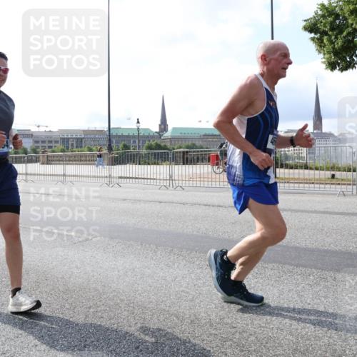 29.06.2025 - hella hamburg halbmarathon Lena Gebhardt http://msf.ph/oto/8387759 29.06.2025 10:03:02 Lombardsbrücke 1135, 1138, 1414, 1450, 1482, 1702, 2594, 2780, 2782, 2810, 2819, 3225, 3572, 3630, 3919, 4204, 4613, 4665, 4904, 5734, 6208, 6217, 6752, 6815, 6997, 7210, 7211, 7290, 7706, 7888, 7935, 8003, 8364, 8481, 8483, 8614, 8624, 8662, 9006, 9439, 9986, 10128, 10295, 10539, 10824, 11250, 11515, 11702, 11782, 11935, 11968, 12169, 12177, 12211, 12212, 12422, 12843, 12908, 13036, 13474, 13664, 13732, 13857, 13874, 14224 meine-sportfotos.de