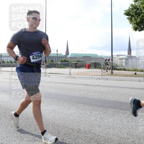 29.06.2025 - hella hamburg halbmarathon Lena Gebhardt http://msf.ph/oto/8387808 29.06.2025 10:03:02 Lombardsbrücke 4204, 1135, 1138, 1414, 1450, 1482, 1702, 2594, 2780, 2782, 2810, 2819, 3225, 3572, 3630, 3919, 4204, 4613, 4665, 4904, 5734, 6208, 6217, 6752, 6815, 6997, 7210, 7211, 7290, 7706, 7888, 7935, 8003, 8364, 8481, 8483, 8614, 8624, 8662, 9006, 9439, 9986, 10128, 10295, 10539, 10824, 11250, 11515, 11702, 11782, 11935, 11968, 12169, 12177, 12211, 12212, 12422, 12843, 12908, 13036, 13474, 13664, 13732, 13857, 13874, 14224 meine-sportfotos.de
