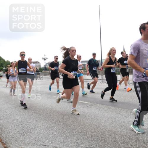 29.06.2025 - hella hamburg halbmarathon Lena Gebhardt http://msf.ph/oto/8387826 29.06.2025 10:49:50 Lombardsbrücke 16975, 10704, 2862, 02, 1626, 7679, 1040, 1041, 1487, 1511, 1625, 1805, 1888, 2212, 2466, 2668, 2862, 2997, 3183, 3383, 3943, 4090, 4769, 4870, 5076, 5106, 5552, 5694, 5749, 5751, 6191, 6694, 7301, 7305, 7339, 7366, 7650, 7679, 8065, 8254, 9015, 9162, 9261, 9940, 10333, 10403, 10683, 10704, 11030, 11558, 11631, 11760, 12124, 12388, 13309, 13381, 13744, 13764, 14505, 14545, 14692, 15626 meine-sportfotos.de