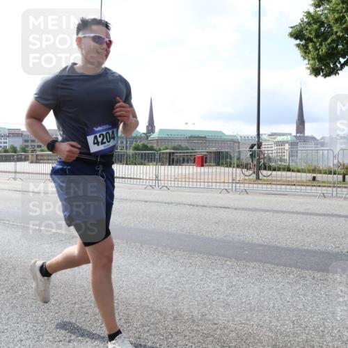 29.06.2025 - hella hamburg halbmarathon Lena Gebhardt http://msf.ph/oto/8387853 29.06.2025 10:03:02 Lombardsbrücke 4204, 1135, 1138, 1414, 1450, 1482, 1702, 2594, 2780, 2782, 2810, 2819, 3225, 3572, 3630, 3919, 4204, 4613, 4665, 4904, 5734, 6208, 6217, 6752, 6815, 6997, 7210, 7211, 7290, 7706, 7888, 7935, 8003, 8364, 8481, 8483, 8614, 8624, 8662, 9006, 9439, 9986, 10128, 10295, 10539, 10824, 11250, 11515, 11702, 11782, 11935, 11968, 12169, 12177, 12211, 12212, 12422, 12843, 12908, 13036, 13474, 13664, 13732, 13857, 13874, 14224 meine-sportfotos.de