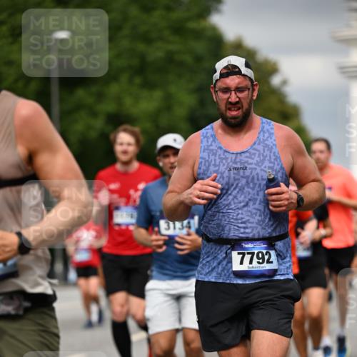 29.06.2025 - hella hamburg halbmarathon Dr. Thomas Lammeyer http://msf.ph/oto/8387856 29.06.2025 10:20:37 Kennedybrücke 1244, 1599, 1602, 1825, 2165, 2347, 2803, 2912, 3023, 3030, 3088, 3134, 3156, 3176, 3484, 3648, 3687, 4478, 4637, 5036, 6024, 6742, 6935, 7158, 7358, 7753, 7792, 7924, 7928, 8263, 8295, 8317, 8597, 8619, 8645, 8707, 8847, 8857, 9091, 9332, 9492, 9628, 9664, 9676, 9810, 9891, 10076, 10139, 10141, 10575, 11236, 11344, 11345, 11410, 11428 meine-sportfotos.de