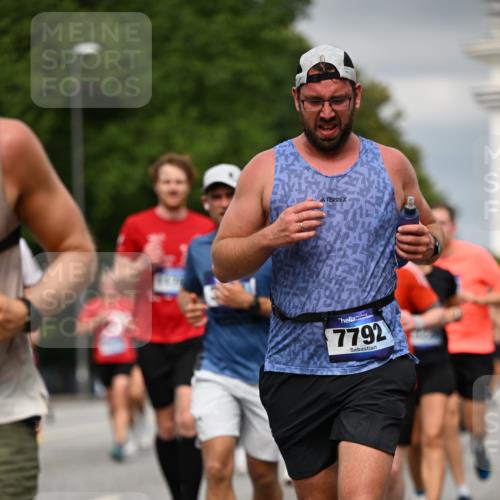 29.06.2025 - hella hamburg halbmarathon Dr. Thomas Lammeyer http://msf.ph/oto/8387871 29.06.2025 10:20:37 Kennedybrücke 1244, 1599, 1602, 1825, 2165, 2347, 2803, 2912, 3023, 3030, 3088, 3134, 3156, 3176, 3484, 3648, 3687, 4478, 4637, 5036, 6024, 6742, 6935, 7158, 7358, 7753, 7792, 7924, 7928, 8263, 8295, 8317, 8597, 8619, 8645, 8707, 8847, 8857, 9091, 9332, 9492, 9628, 9664, 9676, 9810, 9891, 10076, 10139, 10141, 10575, 11236, 11344, 11345, 11410, 11428 meine-sportfotos.de