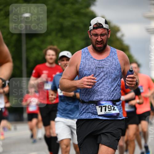 29.06.2025 - hella hamburg halbmarathon Dr. Thomas Lammeyer http://msf.ph/oto/8387883 29.06.2025 10:20:37 Kennedybrücke 1244, 1599, 1602, 1825, 2165, 2347, 2803, 2912, 3023, 3030, 3088, 3134, 3156, 3176, 3484, 3648, 3687, 4478, 4637, 5036, 6024, 6742, 6935, 7158, 7358, 7753, 7792, 7924, 7928, 8263, 8295, 8317, 8597, 8619, 8645, 8707, 8847, 8857, 9091, 9332, 9492, 9628, 9664, 9676, 9810, 9891, 10076, 10139, 10141, 10575, 11236, 11344, 11345, 11410, 11428 meine-sportfotos.de