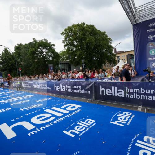 29.06.2025 - hella hamburg halbmarathon Zöllner http://msf.ph/oto/8398634 29.06.2025 10:35:54 Ziel 3843, 13252, 15161 meine-sportfotos.de