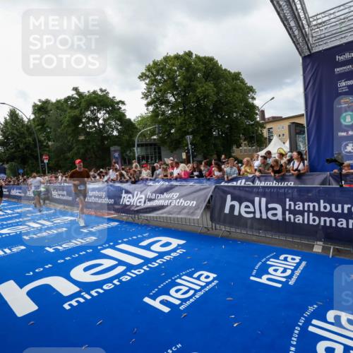 29.06.2025 - hella hamburg halbmarathon Zöllner http://msf.ph/oto/8398666 29.06.2025 10:35:56 Ziel 3843, 13252, 15161 meine-sportfotos.de