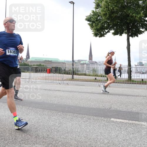 29.06.2025 - hella hamburg halbmarathon Lena Gebhardt http://msf.ph/oto/8399047 29.06.2025 10:40:36 Lombardsbrücke 18353, 1018, 1037, 1075, 1323, 2019, 2042, 2109, 2173, 2206, 2254, 2299, 2515, 2572, 2762, 2763, 2858, 3121, 3237, 3293, 3295, 3306, 3432, 3515, 3607, 3694, 3808, 3810, 4044, 4173, 4271, 4411, 4530, 4612, 4756, 4775, 4906, 4972, 5059, 5113, 5263, 5351, 5352, 5702, 5753, 5975, 6076, 6098, 6163, 6229, 6278, 6280, 6289, 6363, 6463, 6548, 6673, 6866, 6876, 6920, 7108, 7174, 7293, 7675, 7850, 7956, 8053, 8054, 8307, 8378, 8391, 8429, 8430, 9237, 11053 meine-sportfotos.de