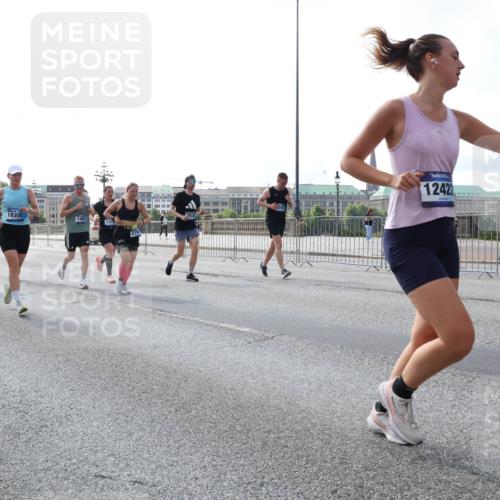 29.06.2025 - hella hamburg halbmarathon Lena Gebhardt http://msf.ph/oto/8399267 29.06.2025 10:03:06 Lombardsbrücke 18355, 1482, 18827, 1414, 1242, 1135, 1138, 1414, 1450, 1482, 2594, 2619, 2780, 2782, 2810, 2819, 3225, 3572, 3630, 3919, 4204, 4511, 4613, 4665, 4904, 5734, 6208, 6217, 6453, 6752, 6815, 6997, 7210, 7211, 7290, 7706, 7888, 7935, 8364, 8481, 8483, 8614, 8624, 9006, 9439, 9453, 10128, 10295, 10539, 10824, 11250, 11515, 11556, 11935, 11968, 12169, 12177, 12211, 12212, 12422, 12843, 12908, 13036, 13474, 13664, 13732, 13857, 13874, 14224 meine-sportfotos.de