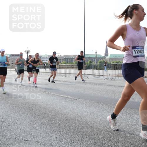 29.06.2025 - hella hamburg halbmarathon Lena Gebhardt http://msf.ph/oto/8399288 29.06.2025 10:03:06 Lombardsbrücke 1835, 18827, 1482, 1414, 2810, 12422, 1135, 1138, 1414, 1450, 1482, 2594, 2619, 2780, 2782, 2810, 2819, 3225, 3572, 3630, 3919, 4204, 4511, 4613, 4665, 4904, 5734, 6208, 6217, 6453, 6752, 6815, 6997, 7210, 7211, 7290, 7706, 7888, 7935, 8364, 8481, 8483, 8614, 8624, 9006, 9439, 9453, 10128, 10295, 10539, 10824, 11250, 11515, 11556, 11935, 11968, 12169, 12177, 12211, 12212, 12422, 12843, 12908, 13036, 13474, 13664, 13732, 13857, 13874, 14224 meine-sportfotos.de