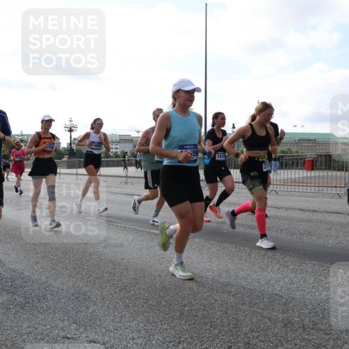 29.06.2025 - hella hamburg halbmarathon Lena Gebhardt http://msf.ph/oto/8399362 29.06.2025 10:03:08 Lombardsbrücke 614, 18827, 144, 13664, 59, 1414, 1114, 1135, 1138, 1414, 1450, 1482, 2594, 2619, 2780, 2782, 2810, 3572, 3630, 3919, 4204, 4511, 4613, 4665, 4904, 5734, 6208, 6217, 6453, 6752, 6815, 6997, 7210, 7211, 7290, 7706, 7935, 8364, 8481, 8483, 8614, 8624, 9006, 9439, 9453, 10128, 10824, 11250, 11515, 11556, 11935, 11968, 12169, 12177, 12211, 12212, 12422, 12843, 12908, 13036, 13474, 13664, 13732, 13857, 13874, 14224, 18028 meine-sportfotos.de
