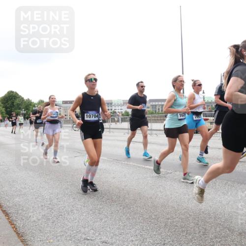 29.06.2025 - hella hamburg halbmarathon Lena Gebhardt http://msf.ph/oto/8399381 29.06.2025 10:49:51 Lombardsbrücke 5412, 10704, 1625, 2997, 1040, 1041, 1487, 1511, 1625, 1805, 1888, 2212, 2466, 2668, 2862, 2997, 3183, 3383, 3943, 4090, 4769, 4870, 5076, 5106, 5552, 5694, 5749, 5751, 6191, 6694, 7301, 7305, 7339, 7366, 7650, 7679, 7722, 8065, 8254, 9015, 9162, 9261, 9940, 10333, 10403, 10617, 10683, 10704, 11030, 11558, 11631, 11760, 12124, 12388, 13128, 13309, 13381, 13744, 13764, 14505, 14545, 14692, 15626 meine-sportfotos.de