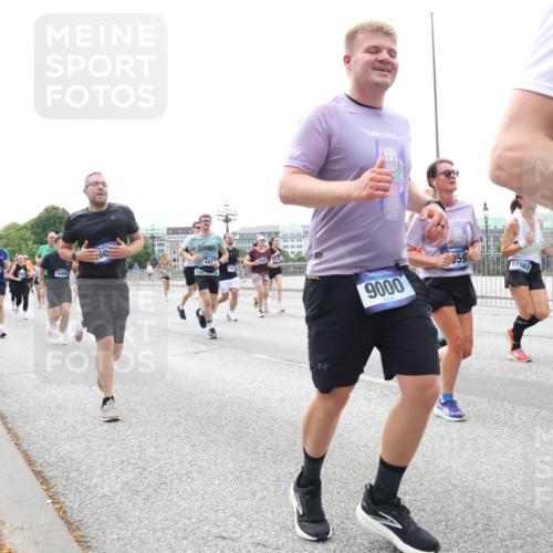 29.06.2025 - hella hamburg halbmarathon Lena Gebhardt http://msf.ph/oto/8399443 29.06.2025 10:40:39 Lombardsbrücke 8378, 1849, 441, 9000, 59, 12981, 1018, 1037, 1075, 1323, 2042, 2109, 2173, 2206, 2299, 2515, 2572, 2762, 2763, 2858, 3121, 3237, 3293, 3295, 3306, 3432, 3515, 3607, 3694, 3808, 3810, 4044, 4271, 4411, 4530, 4612, 4756, 4774, 4775, 4906, 4972, 5059, 5113, 5351, 5352, 5702, 5753, 5975, 6076, 6098, 6163, 6229, 6278, 6280, 6289, 6363, 6463, 6673, 6866, 6876, 6920, 7108, 7174, 7293, 7675, 7850, 7956, 8053, 8054, 8307, 8378, 8391, 8429, 8430, 9009, 9237, 11053 meine-sportfotos.de