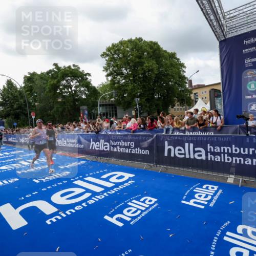 29.06.2025 - hella hamburg halbmarathon Zöllner http://msf.ph/oto/8399487 29.06.2025 10:36:40 Ziel 1571, 2121, 3809, 5092, 6915, 8121, 16523, 18038, 18733 meine-sportfotos.de