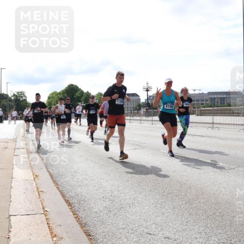 29.06.2025 - hella hamburg halbmarathon Lena Gebhardt http://msf.ph/oto/8399508 29.06.2025 10:15:58 Lombardsbrücke 11478, 11303, 18641, 8746, 1156, 1308, 1440, 1651, 2071, 2076, 2110, 2165, 2436, 2803, 2835, 2989, 3167, 3417, 4007, 4466, 4492, 4494, 4637, 4828, 5046, 5069, 5423, 6376, 6576, 7897, 7941, 7942, 8169, 8274, 8554, 8746, 8885, 9192, 9601, 9657, 9675, 9784, 9802, 9881, 10107, 10108, 10292, 10608, 10775, 10844, 10990, 11113, 11303, 11478, 11774, 11783, 11818, 12427, 12469, 13179, 13818, 13951, 14413, 14423, 14550, 14552, 15307 meine-sportfotos.de