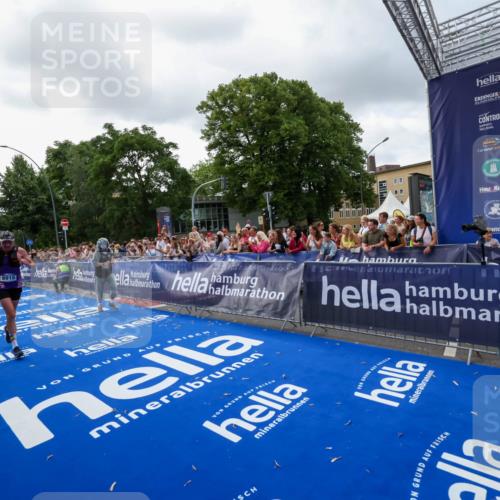 29.06.2025 - hella hamburg halbmarathon Zöllner http://msf.ph/oto/8399518 29.06.2025 10:36:42 Ziel 1571, 3809, 5092, 6915, 14622, 15621, 16523, 18038, 18733 meine-sportfotos.de