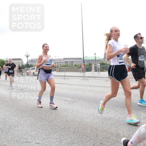 29.06.2025 - hella hamburg halbmarathon Lena Gebhardt http://msf.ph/oto/8399625 29.06.2025 10:49:52 Lombardsbrücke 17406, 1888, 15582, 5412, 1421, 16975, 1040, 1041, 1487, 1511, 1625, 1805, 1888, 2212, 2466, 2668, 2862, 2997, 3183, 3383, 3701, 3943, 4090, 4769, 4870, 5076, 5552, 5694, 5749, 5751, 6191, 6694, 7305, 7339, 7366, 7650, 7679, 7721, 7722, 8065, 8254, 9015, 9162, 9261, 9605, 9940, 10403, 10617, 10683, 10704, 11030, 11558, 11631, 11760, 12124, 12388, 13127, 13128, 13309, 13381, 13744, 13764, 14505, 14545, 14692, 15626 meine-sportfotos.de