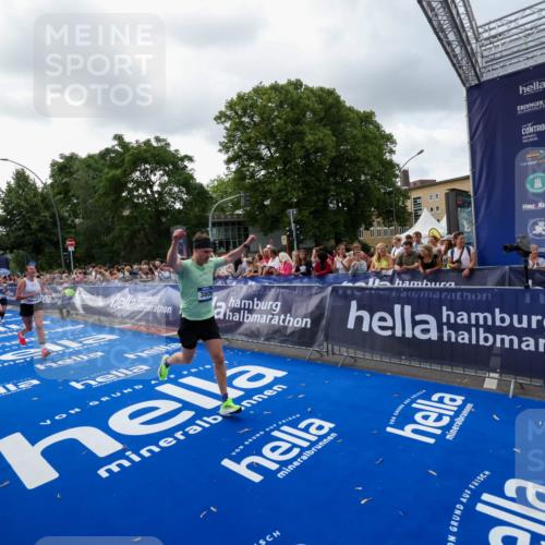 29.06.2025 - hella hamburg halbmarathon Zöllner http://msf.ph/oto/8399626 29.06.2025 10:36:45 Ziel 1571, 3809, 5092, 5961, 14622, 15621, 18038, 18733 meine-sportfotos.de