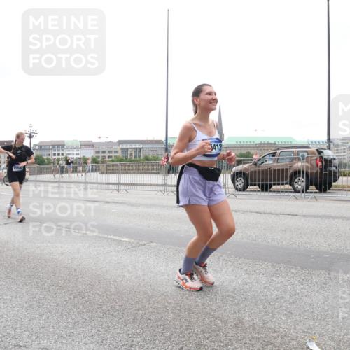 29.06.2025 - hella hamburg halbmarathon Lena Gebhardt http://msf.ph/oto/8399755 29.06.2025 10:49:53 Lombardsbrücke 1888, 15582, 5412, 1040, 1041, 1487, 1511, 1625, 1805, 1888, 2212, 2466, 2668, 2862, 2997, 3183, 3383, 3701, 3943, 4090, 4769, 4870, 5076, 5552, 5694, 5749, 5751, 6191, 6694, 7305, 7339, 7366, 7650, 7679, 7721, 7722, 8065, 8254, 9015, 9162, 9261, 9605, 9940, 10060, 10403, 10617, 10683, 10704, 11030, 11558, 11631, 11760, 12124, 12388, 13127, 13128, 13309, 13381, 13744, 13764, 14505, 14545, 14692, 15626 meine-sportfotos.de
