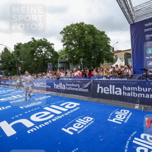 29.06.2025 - hella hamburg halbmarathon Zöllner http://msf.ph/oto/8399812 29.06.2025 10:36:50 Ziel 4865, 5961, 6529, 7310, 13343, 14622, 15621, 15939 meine-sportfotos.de