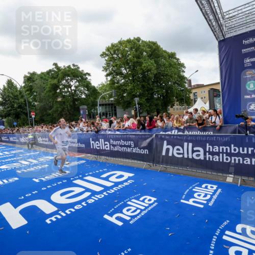 29.06.2025 - hella hamburg halbmarathon Zöllner http://msf.ph/oto/8399829 29.06.2025 10:36:50 Ziel 4865, 5961, 6529, 7310, 13343, 14622, 15621, 15939 meine-sportfotos.de