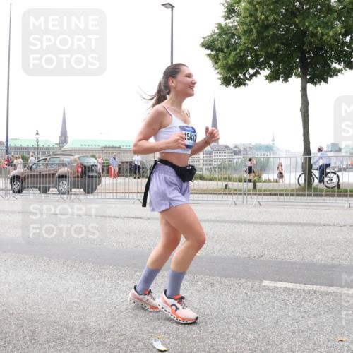 29.06.2025 - hella hamburg halbmarathon Lena Gebhardt http://msf.ph/oto/8399867 29.06.2025 10:49:53 Lombardsbrücke 15412, 1040, 1041, 1487, 1511, 1625, 1805, 1888, 2212, 2466, 2668, 2862, 2997, 3183, 3383, 3701, 3943, 4090, 4769, 4870, 5076, 5552, 5694, 5749, 5751, 6191, 6694, 7305, 7339, 7366, 7650, 7679, 7721, 7722, 8065, 8254, 9015, 9162, 9261, 9605, 9940, 10060, 10403, 10617, 10683, 10704, 11030, 11558, 11631, 11760, 12124, 12388, 13127, 13128, 13309, 13381, 13744, 13764, 14505, 14545, 14692, 15626 meine-sportfotos.de