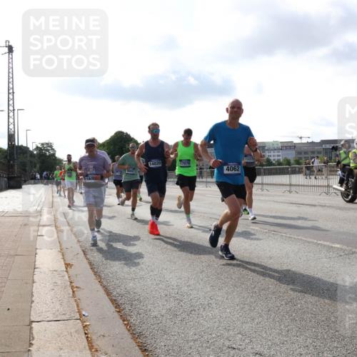 29.06.2025 - hella hamburg halbmarathon Lena Gebhardt http://msf.ph/oto/8399882 29.06.2025 09:48:52 Lombardsbrücke 14820, 17078, 8002, 1800, 4062, 13372, 1042, 1290, 1505, 1571, 1600, 1603, 1710, 2262, 2399, 2707, 2797, 3480, 3547, 4062, 4359, 4381, 5003, 5124, 5307, 5554, 5709, 6037, 6047, 6993, 7152, 7154, 7310, 7482, 7743, 7884, 7981, 8002, 8121, 8571, 9403, 9640, 9643, 10190, 10404, 10451, 10738, 10852, 10877, 11106, 11177, 11423, 11447, 12044, 12051, 12088, 12091, 12168, 12488, 12739, 12916, 13064, 13137, 13372, 13483, 13755, 13940, 13975, 14075, 14603, 15931 meine-sportfotos.de