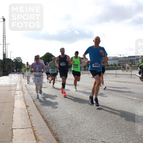 29.06.2025 - hella hamburg halbmarathon Lena Gebhardt http://msf.ph/oto/8399926 29.06.2025 09:48:52 Lombardsbrücke 14820, 17078, 4062, 372, 8002, 18004, 1042, 1290, 1505, 1571, 1600, 1603, 1710, 2262, 2399, 2707, 2797, 3480, 3547, 4062, 4359, 4381, 5003, 5124, 5307, 5554, 5709, 6037, 6047, 6993, 7152, 7154, 7310, 7482, 7743, 7884, 7981, 8002, 8121, 8571, 9403, 9640, 9643, 10190, 10404, 10451, 10738, 10852, 10877, 11106, 11177, 11423, 11447, 12044, 12051, 12088, 12091, 12168, 12488, 12739, 12916, 13064, 13137, 13372, 13483, 13755, 13940, 13975, 14075, 14603, 15931 meine-sportfotos.de