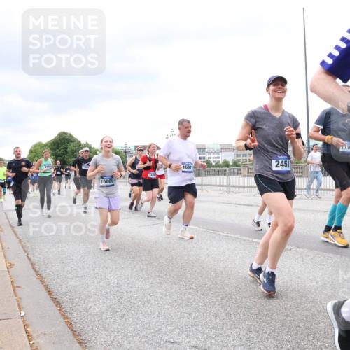 29.06.2025 - hella hamburg halbmarathon Lena Gebhardt http://msf.ph/oto/8399944 29.06.2025 10:58:00 Lombardsbrücke 16971, 2451, 1429, 15800, 193, 93, 1001, 1123, 1242, 1248, 1265, 1388, 1643, 2015, 2043, 2169, 2273, 2275, 2451, 2567, 2900, 3191, 3385, 3433, 3644, 3936, 3954, 4059, 4117, 4197, 4429, 4521, 4830, 5104, 5632, 5676, 5736, 5782, 6316, 6337, 6825, 6857, 6916, 7172, 7193, 7262, 7556, 7664, 7720, 7783, 7977, 7990, 8076, 8159, 8439, 8440, 8441, 8442, 8474, 8512, 8708, 8713, 8773, 8888, 9059, 9180, 9233, 9318, 9319, 9394, 9398, 9436, 9481, 9496, 9613, 9832 meine-sportfotos.de