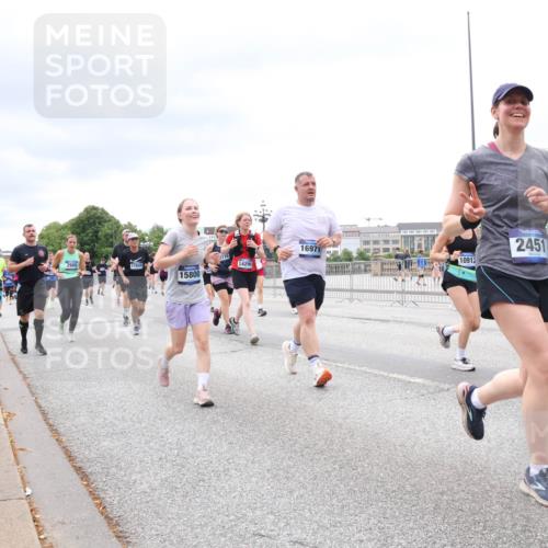 29.06.2025 - hella hamburg halbmarathon Lena Gebhardt http://msf.ph/oto/8399979 29.06.2025 10:58:00 Lombardsbrücke 17849, 15800, 176, 14290, 16971, 10912, 2451, 1001, 1123, 1242, 1248, 1265, 1388, 1643, 2015, 2043, 2169, 2273, 2275, 2451, 2567, 2900, 3191, 3385, 3433, 3644, 3936, 3954, 4059, 4117, 4197, 4429, 4521, 4830, 5104, 5632, 5676, 5736, 5782, 6316, 6337, 6825, 6857, 6916, 7172, 7193, 7262, 7556, 7664, 7720, 7783, 7977, 7990, 8076, 8159, 8439, 8440, 8441, 8442, 8474, 8512, 8708, 8713, 8773, 8888, 9059, 9180, 9233, 9318, 9319, 9394, 9398, 9436, 9481, 9496, 9613, 9832 meine-sportfotos.de