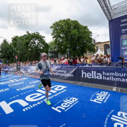 29.06.2025 - hella hamburg halbmarathon Zöllner http://msf.ph/oto/8400076 29.06.2025 10:36:58 Ziel 3959, 5307, 7310, 11620, 13141, 14691, 18384 meine-sportfotos.de