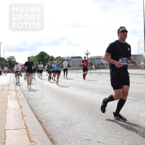 29.06.2025 - hella hamburg halbmarathon Lena Gebhardt http://msf.ph/oto/8400107 29.06.2025 10:16:02 Lombardsbrücke 15889, 2076, 1156, 1308, 1651, 2071, 2076, 2165, 2436, 2803, 2835, 2989, 3134, 3167, 3648, 4007, 4466, 4492, 4494, 4637, 4828, 5046, 5423, 6376, 6576, 7897, 7941, 7942, 8169, 8274, 8554, 8746, 8885, 9192, 9601, 9657, 9675, 9784, 9802, 9881, 10107, 10108, 10183, 10292, 10608, 10775, 10844, 10990, 11113, 11303, 11478, 11774, 11783, 11818, 12427, 12469, 13179, 13818, 13951, 14413, 14423, 14550, 14552, 15307 meine-sportfotos.de