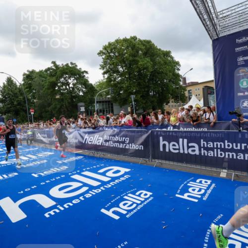 29.06.2025 - hella hamburg halbmarathon Zöllner http://msf.ph/oto/8400110 29.06.2025 10:36:59 Ziel 3959, 5307, 5315, 7310, 11620, 13141, 14691, 18384 meine-sportfotos.de