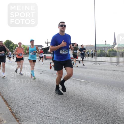 29.06.2025 - hella hamburg halbmarathon Lena Gebhardt http://msf.ph/oto/8400118 29.06.2025 10:03:13 Lombardsbrücke 14225, 13874, 13036, 7210, 1114, 1135, 1138, 1161, 1414, 1450, 1482, 1885, 2594, 2619, 2780, 2782, 2810, 3572, 3630, 4204, 4307, 4511, 4613, 4665, 4904, 5734, 6208, 6217, 6391, 6453, 6752, 6815, 6997, 7210, 7211, 7277, 7278, 7279, 7290, 7706, 7935, 8481, 8483, 8614, 9006, 9439, 9453, 10128, 10824, 11556, 11935, 12169, 12177, 12211, 12212, 12377, 12422, 12843, 12908, 13036, 13474, 13664, 13732, 13857, 13874, 13976, 14224, 15539, 16371, 17226, 18028 meine-sportfotos.de