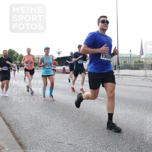 29.06.2025 - hella hamburg halbmarathon Lena Gebhardt http://msf.ph/oto/8400157 29.06.2025 10:03:13 Lombardsbrücke 13036, 276, 13474, 9439, 13874, 12169, 14225, 1114, 1135, 1138, 1161, 1414, 1450, 1482, 1885, 2594, 2619, 2780, 2782, 2810, 3572, 3630, 4204, 4307, 4511, 4613, 4665, 4904, 5734, 6208, 6217, 6391, 6453, 6752, 6815, 6997, 7210, 7211, 7277, 7278, 7279, 7290, 7706, 7935, 8481, 8483, 8614, 9006, 9439, 9453, 10128, 10824, 11556, 11935, 12169, 12177, 12211, 12212, 12377, 12422, 12843, 12908, 13036, 13474, 13664, 13732, 13857, 13874, 13976, 14224, 15539, 16371, 17226, 18028 meine-sportfotos.de