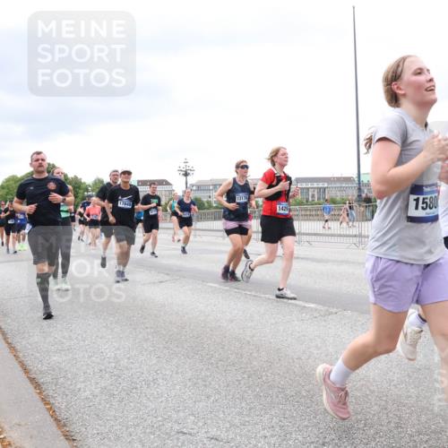 29.06.2025 - hella hamburg halbmarathon Lena Gebhardt http://msf.ph/oto/8400162 29.06.2025 10:58:01 Lombardsbrücke 13176, 17849, 1429, 1580, 1001, 1123, 1242, 1248, 1265, 1388, 1643, 2015, 2043, 2169, 2273, 2275, 2451, 2567, 2900, 3191, 3385, 3433, 3644, 3936, 3954, 4059, 4117, 4429, 4521, 4830, 5104, 5632, 5676, 5736, 5782, 6316, 6337, 6825, 6857, 6916, 7172, 7193, 7262, 7556, 7617, 7664, 7720, 7783, 7977, 7990, 8076, 8159, 8439, 8440, 8441, 8442, 8474, 8512, 8708, 8713, 8773, 8888, 9059, 9180, 9233, 9318, 9319, 9394, 9398, 9436, 9481, 9496, 9613, 9636, 9832 meine-sportfotos.de