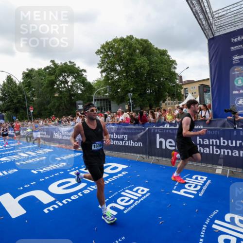 29.06.2025 - hella hamburg halbmarathon Zöllner http://msf.ph/oto/8400194 29.06.2025 10:37:00 Ziel 1385, 1411, 3959, 5307, 5315, 11620, 13141, 14691, 18384 meine-sportfotos.de