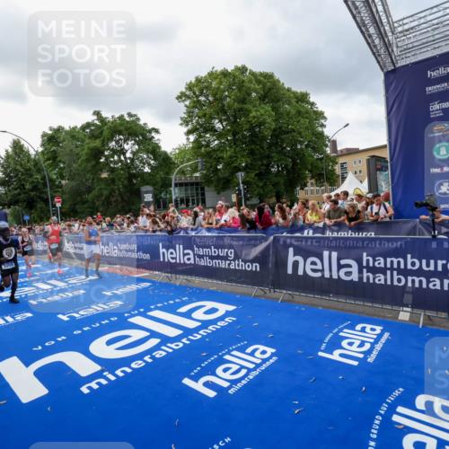 29.06.2025 - hella hamburg halbmarathon Zöllner http://msf.ph/oto/8400235 29.06.2025 10:37:01 Ziel 1385, 1411, 3959, 5307, 5315, 11620, 14691, 15261, 17024, 17125, 18384 meine-sportfotos.de