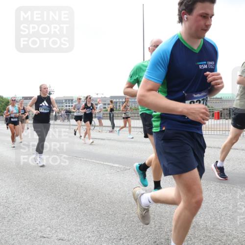 29.06.2025 - hella hamburg halbmarathon Lena Gebhardt http://msf.ph/oto/8400277 29.06.2025 10:40:44 Lombardsbrücke 19168, 10166, 44612, 17959, 2278, 1018, 1037, 1075, 1323, 2042, 2109, 2173, 2206, 2299, 2762, 2763, 2858, 3121, 3293, 3295, 3306, 3432, 3694, 3810, 4044, 4234, 4411, 4530, 4612, 4756, 4774, 4775, 4906, 4972, 5059, 5113, 5351, 5352, 5702, 5753, 5975, 6076, 6098, 6163, 6229, 6278, 6280, 6289, 6363, 6463, 6673, 6842, 7108, 7293, 7956, 8053, 8054, 8307, 8378, 8391, 8429, 8430, 9009, 9237, 10644, 11053 meine-sportfotos.de