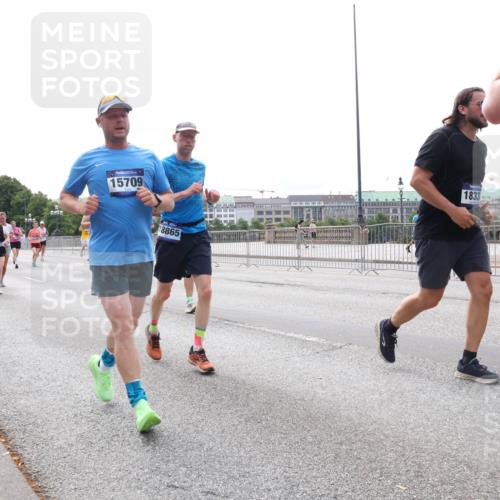 29.06.2025 - hella hamburg halbmarathon Lena Gebhardt http://msf.ph/oto/8400306 29.06.2025 10:23:43 Lombardsbrücke 15709, 18865, 1833, 1048, 1304, 1362, 1444, 1545, 2125, 2489, 2925, 4122, 4391, 4597, 4646, 4728, 4990, 5055, 5160, 5258, 5358, 5406, 5661, 6502, 6747, 7013, 7029, 7820, 8031, 8141, 8149, 8181, 8502, 8676, 8716, 8717, 9217, 9603, 9715, 10649, 10739, 11044, 11300, 11415, 11454, 11793, 11798, 11879, 12073, 12874, 13149, 14265, 14510, 14512, 14521, 14821, 15709, 15739, 15853, 16185, 16251, 17013, 17199, 17207, 17719 meine-sportfotos.de
