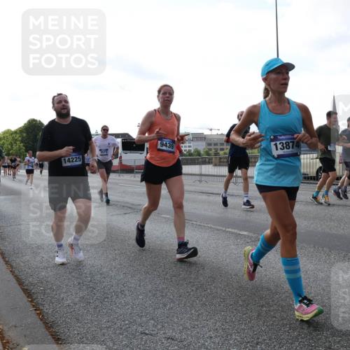 29.06.2025 - hella hamburg halbmarathon Lena Gebhardt http://msf.ph/oto/8400349 29.06.2025 10:03:14 Lombardsbrücke 10824, 2169, 14225, 3572, 9439, 13874, 13474, 1114, 1135, 1138, 1161, 1414, 1450, 1482, 1885, 2594, 2619, 2780, 2782, 2810, 3572, 3630, 4204, 4307, 4511, 4613, 4665, 4904, 5464, 6208, 6217, 6391, 6453, 6815, 6997, 7210, 7211, 7277, 7278, 7279, 7290, 7706, 7935, 8481, 8483, 8614, 9439, 9453, 10824, 11556, 11935, 12169, 12177, 12211, 12212, 12377, 12422, 12843, 12908, 13036, 13474, 13664, 13732, 13857, 13874, 13976, 14224, 15539, 16371, 17226, 18028 meine-sportfotos.de
