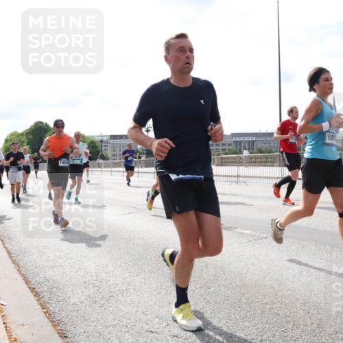 29.06.2025 - hella hamburg halbmarathon Lena Gebhardt http://msf.ph/oto/8400358 29.06.2025 10:16:04 Lombardsbrücke 18800, 14543, 12628, 4828, 178, 158, 1156, 1308, 1651, 2071, 2076, 2165, 2436, 2803, 2835, 2989, 3134, 3167, 3648, 4007, 4466, 4492, 4494, 4583, 4637, 4828, 5046, 5294, 5423, 6376, 6576, 7897, 7941, 7942, 8169, 8274, 8554, 8746, 8885, 9192, 9601, 9675, 9784, 9802, 9881, 10107, 10108, 10183, 10292, 10608, 10844, 10990, 11113, 11303, 11344, 11345, 11478, 11774, 11783, 11818, 12427, 12469, 13179, 13818, 13951, 14423, 14550, 14552, 15307 meine-sportfotos.de