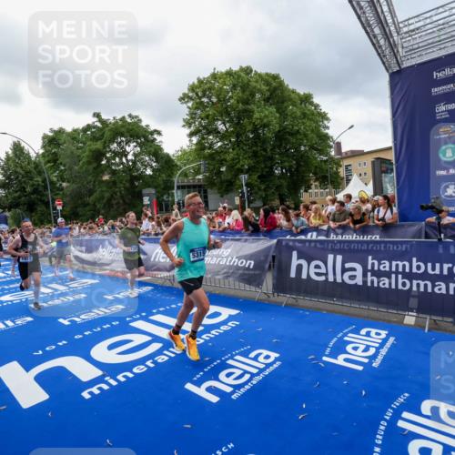 29.06.2025 - hella hamburg halbmarathon Zöllner http://msf.ph/oto/8400391 29.06.2025 10:37:07 Ziel 1385, 1411, 5315, 6123, 6458, 7482, 9178, 10738, 11120, 15261, 15410, 16992, 17024, 17125, 17658 meine-sportfotos.de