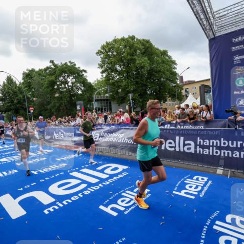 29.06.2025 - hella hamburg halbmarathon Zöllner http://msf.ph/oto/8400405 29.06.2025 10:37:08 Ziel 1385, 1411, 5315, 5923, 6123, 6458, 7482, 9178, 10738, 11120, 15261, 15410, 16992, 17024, 17125, 17658 meine-sportfotos.de