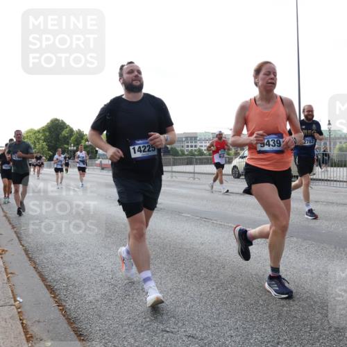29.06.2025 - hella hamburg halbmarathon Lena Gebhardt http://msf.ph/oto/8400414 29.06.2025 10:03:15 Lombardsbrücke 10824, 12169, 14225, 439, 2782, 1114, 1135, 1138, 1161, 1414, 1450, 1482, 1885, 2594, 2619, 2780, 2782, 2810, 3572, 3630, 4204, 4307, 4511, 4613, 4665, 4904, 5464, 6208, 6217, 6391, 6453, 6815, 6997, 7210, 7211, 7277, 7278, 7279, 7290, 7706, 7935, 8481, 8483, 8614, 9439, 9453, 10824, 11556, 11935, 12169, 12177, 12211, 12212, 12377, 12422, 12843, 12908, 13036, 13474, 13664, 13732, 13857, 13874, 13976, 14224, 15539, 16371, 17226, 18028 meine-sportfotos.de