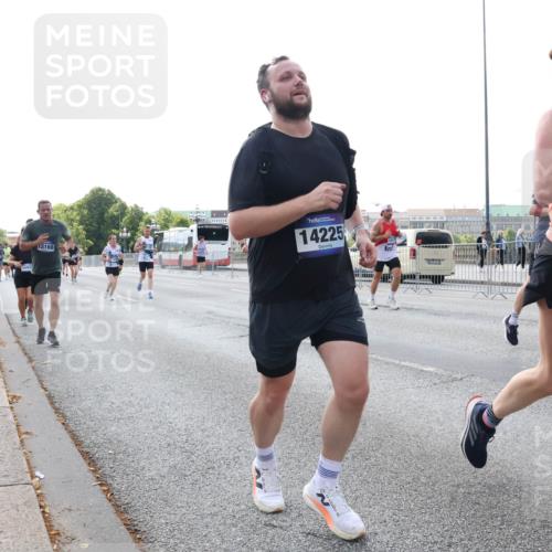 29.06.2025 - hella hamburg halbmarathon Lena Gebhardt http://msf.ph/oto/8400435 29.06.2025 10:03:15 Lombardsbrücke 12169, 14225, 943, 1114, 1135, 1138, 1161, 1414, 1450, 1482, 1885, 2594, 2619, 2780, 2782, 2810, 3572, 3630, 4204, 4307, 4511, 4613, 4665, 4904, 5464, 6208, 6217, 6391, 6453, 6815, 6997, 7210, 7211, 7277, 7278, 7279, 7290, 7706, 7935, 8481, 8483, 8614, 9439, 9453, 10824, 11556, 11935, 12169, 12177, 12211, 12212, 12377, 12422, 12843, 12908, 13036, 13474, 13664, 13732, 13857, 13874, 13976, 14224, 15539, 16371, 17226, 18028 meine-sportfotos.de